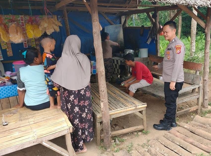 Kanit Sabhara Polsek Carita, Bripka Yohan, Laksanakan Patroli Siang dan Mendengar Curhatan Masyarakat di Desa Sukajadi 10 WhatsApp Image 2024 08 10 at 06.20.32