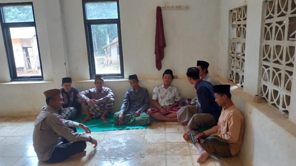 Bhabinkamtibmas Polsek Carita, Berdialog dengan Santri di Desa Cinoyong, Beri Himbauan Jauhi Narkoba dan Minuman Keras 2 WhatsApp Image 2024 08 10 at 06.23.44