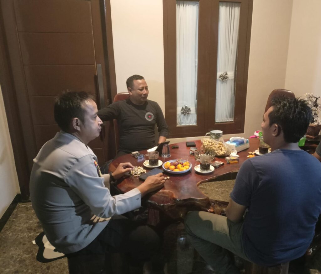 Bhabinkamtibmas Polsek Bojong Gelar Sambang Door to Door untuk Ciptakan Kondusifitas Wilayah 4 WhatsApp Image 2024 08 10 at 07.36.01