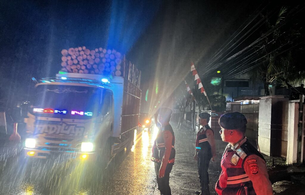 Minimalisir Kecelakaan di Malam Akhir Pekan, Sat Samapta Polres Pandeglang Gelar Kegiatan Strong Point di Titik Rawan Kecelakaan 1 WhatsApp Image 2024 08 11 at 04.46.53