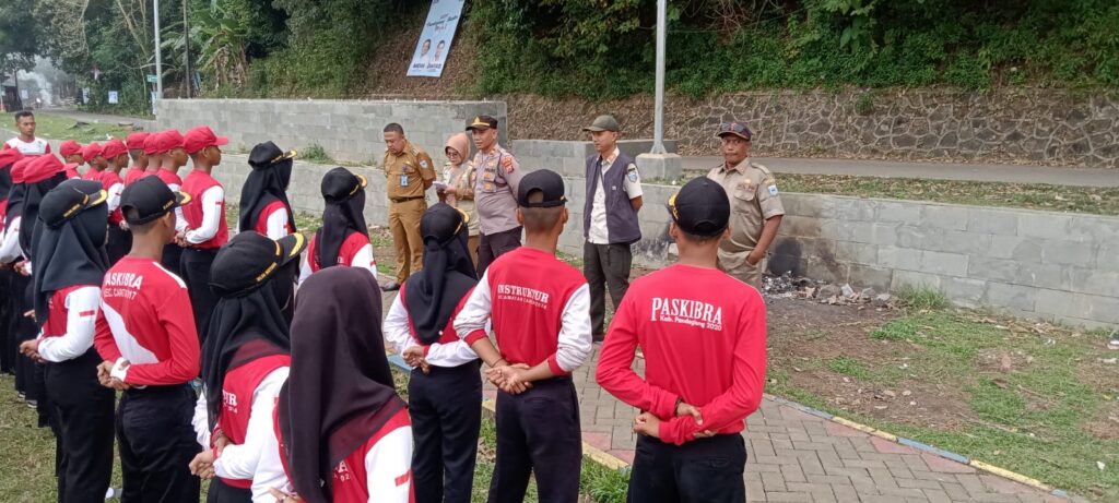 Kapolsek Carita IPTU Turip, S.AP Bersama Muspika Kecamatan Carita Berikan Pembinaan kepada Paskibra dalam Persiapan HUT RI ke-79 9 WhatsApp Image 2024 08 13 at 06.28.10