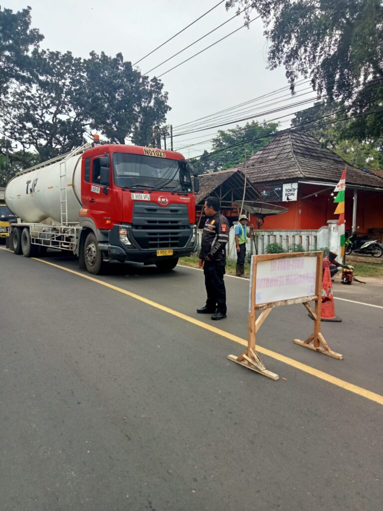 Personil Unit Lantas Polsek Carita Bripka Bobi Laksanakan Pengaturan Lalu Lintas di Jalan Raya Carita 10 WhatsApp Image 2024 08 13 at 06.30.15