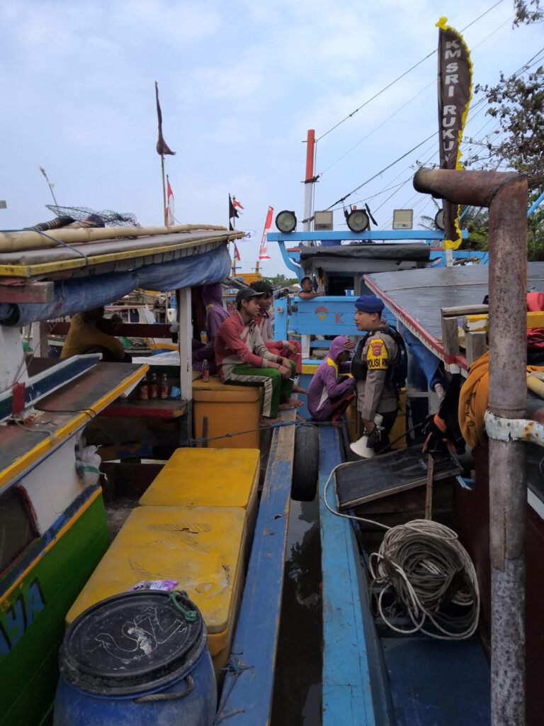 Sat Polair Polres Pandeglang Berikan Himbauan Kepada Nelayan Terkait Cuaca Buruk di Dermaga TPI Sidamukti 7 WhatsApp Image 2024 08 13 at 12.44.17