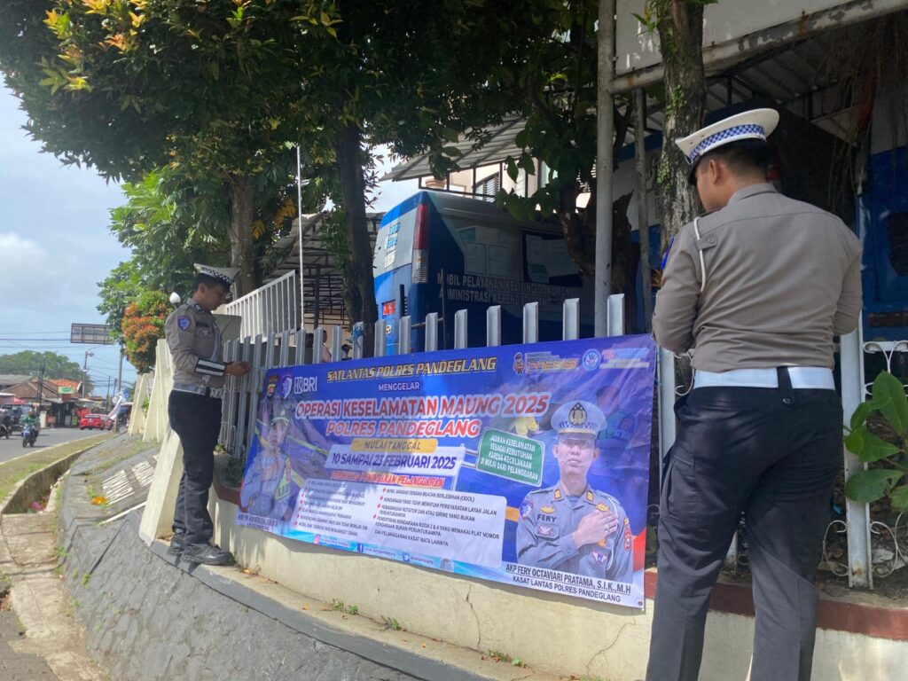 Satlantas Polres Pandeglang Pasang Spanduk Himbauan Keselamatan di Sejumlah Titik 10 WhatsApp Image 2025 02 15 at 07.22.28