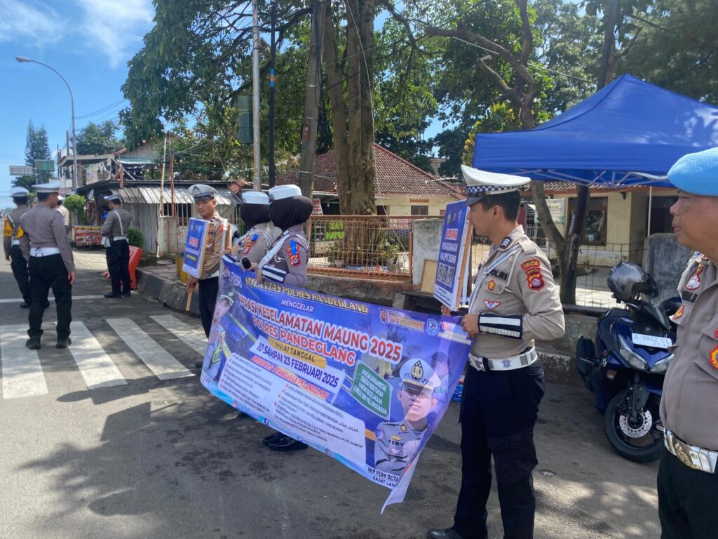 Satlantas Polres Pandeglang Sosialisasikan Operasi Keselamatan kepada Tukang Ojek Pengkolan 4 WhatsApp Image 2025 02 15 at 07.22.31 1
