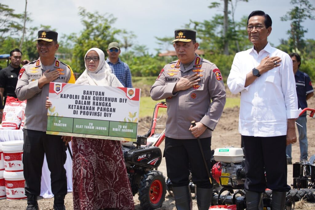 Kapolri dan Gubernur Yogyakarta Sri Sultan Hamengku Buwono X Menanam Jagung Bersama 7 WhatsApp Image 2025 02 15 at 16.38.57
