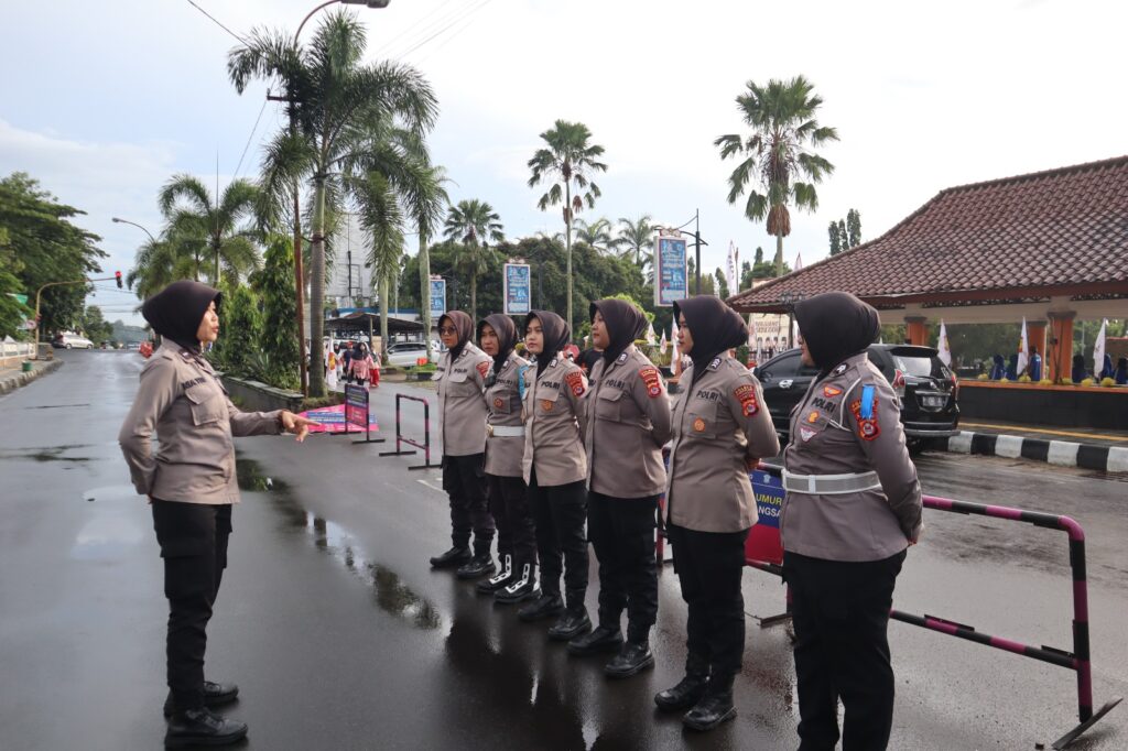 Polwan Polres Pandeglang Hadir di Car Free Day, Berikan Rasa Aman bagi Masyarakat 9 WhatsApp Image 2025 02 16 at 08.34.22