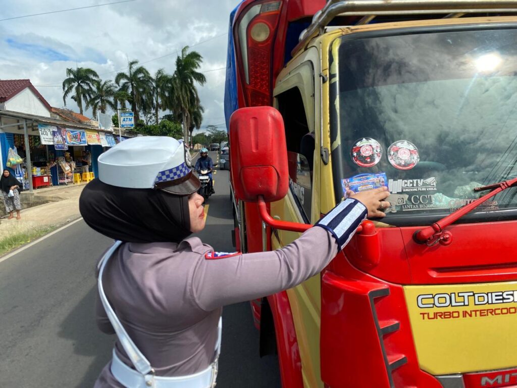 Satlantas Polres Pandeglang Bagikan Stiker Keselamatan Berkendara dalam Operasi Keselamatan 2025 7 WhatsApp Image 2025 02 16 at 11.23.31