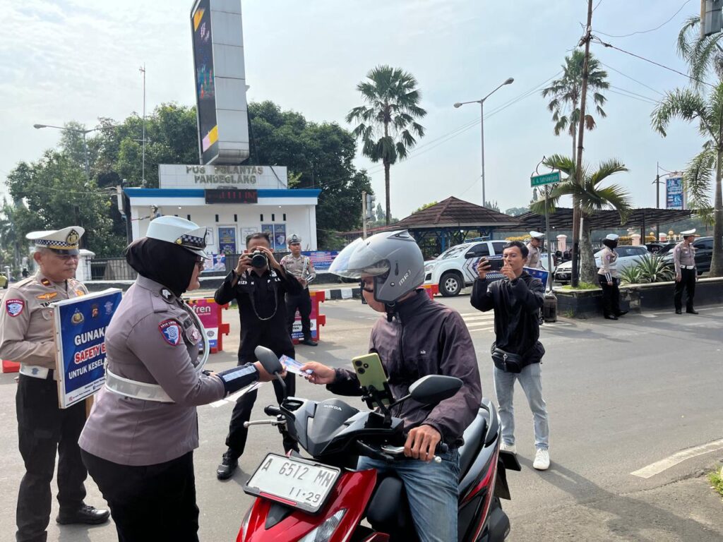 Satlantas Polres Pandeglang Bagikan Brosur dan Stiker Keselamatan kepada Pengendara 5 WhatsApp Image 2025 02 17 at 09.39.51