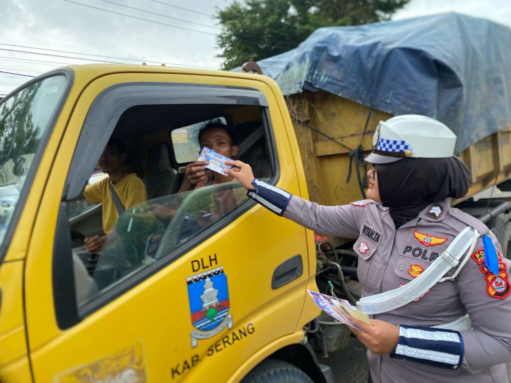 Satlantas Polres Pandeglang Bagikan Brosur Keselamatan Berkendara di Terminal Kadubanen 2 WhatsApp Image 2025 02 18 at 10.21.56 1