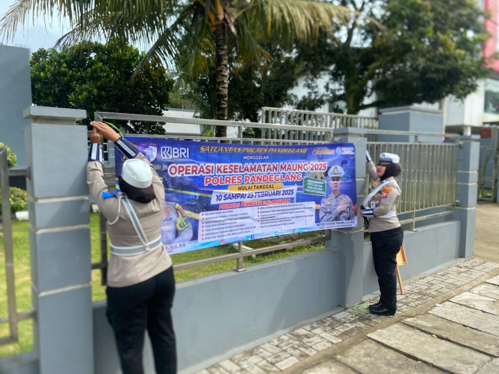 Unit Kamsel Satlantas Polres Pandeglang Ajak Pengendara Tertib Lalu Lintas di Persimpangan Cipacung 8 WhatsApp Image 2025 02 20 at 11.33.07