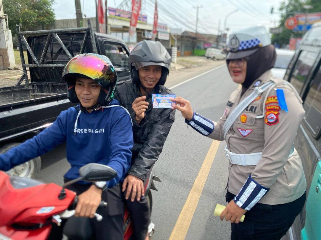 Unit Kamsel Satlantas Polres Pandeglang Ajak Pengendara Tertib Lalu Lintas di Persimpangan Cipacung 7 WhatsApp Image 2025 02 20 at 11.33.09