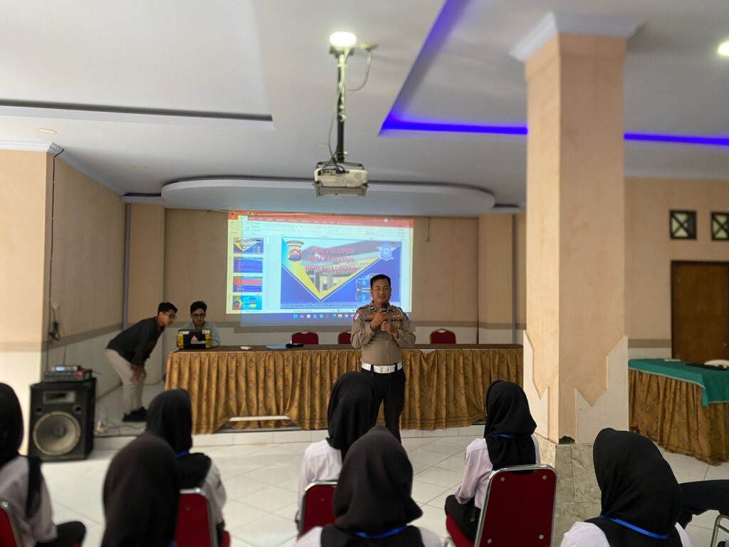 Unit Kamsel Satlantas Polres Pandeglang Gelar Police Goes to School di SMK PGRI Pandeglang 6 WhatsApp Image 2025 02 21 at 08.45.27