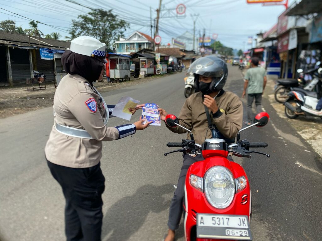 Satlantas Polres Pandeglang Bagikan Stiker dan Brosur Keselamatan Berkendara di Persimpangan Mengger 4 WhatsApp Image 2025 02 21 at 09.10.05