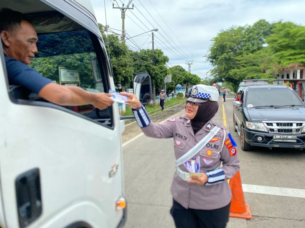 Satlantas Polres Pandeglang Bagikan Stiker dan Brosur Keselamatan Berkendara di Operasi Keselamatan 2025 1 WhatsApp Image 2025 02 22 at 08.56.01