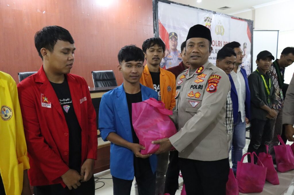 Polres Pandeglang Gelar Kegiatan Bakti Sosial Polri Presisi Menyambut Bulan Suci Ramadhan 1446 H 8 WhatsApp Image 2025 02 27 at 14.09.43