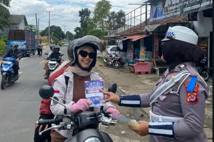 Satlantas Polres Pandeglang Bagikan Stiker Keselamatan kepada Pengguna Jalan di Jalur Lintas AMD Timur 9 hrg