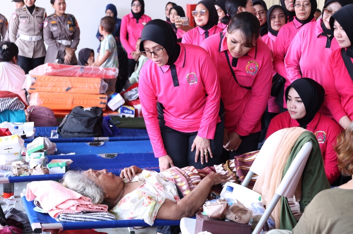 Kapolda Metro Jaya Tinjau Pengungsian Warga Terdampak Banjir di Pancoran 7 IMG 20250306 195102
