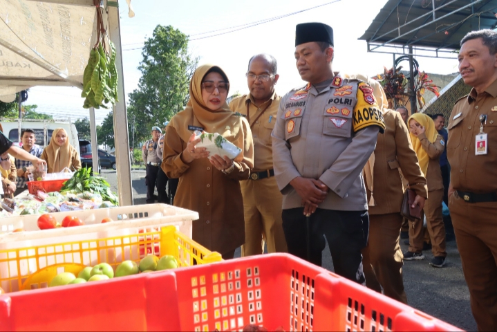 Kapolres Pandeglang Dampingi Bupati dalam Gerakan Pangan Murah dan Pasar Tani Jelang Idulfitri 2025 4 IMG 20250311 123745