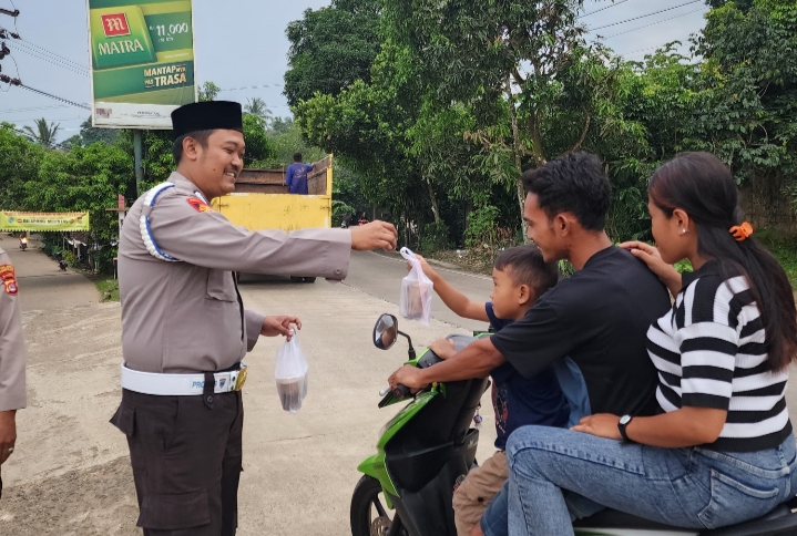 Polsek Bojong Berbagi Takjil kepada Warga di Bulan Ramadan 9 IMG 20250312 212215
