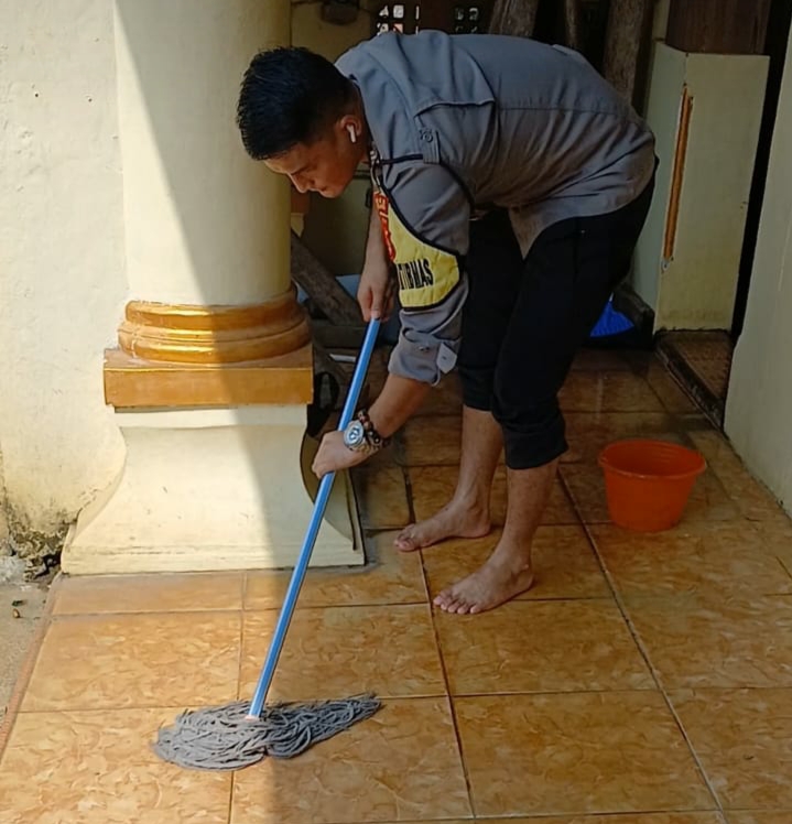 Polsek Bojong Gelar Aksi Bersih-Bersih Masjid di Bulan Ramadan 8 IMG 20250312 214317