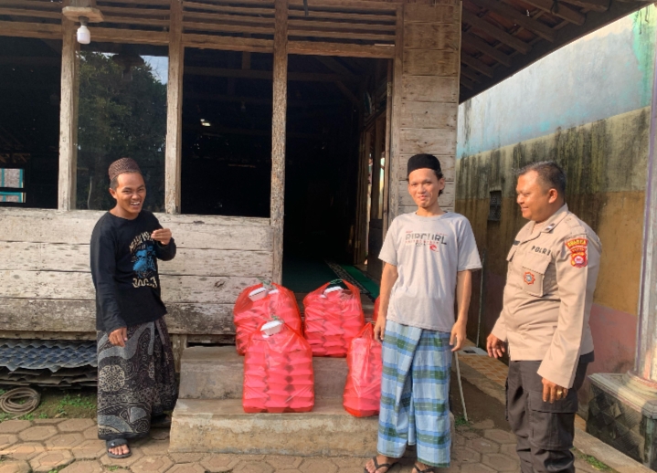 Polsek Cadasari Berbagi Takjil di Ponpes Ibnu Dimyati di Bulan Ramadan 7 IMG 20250312 221012