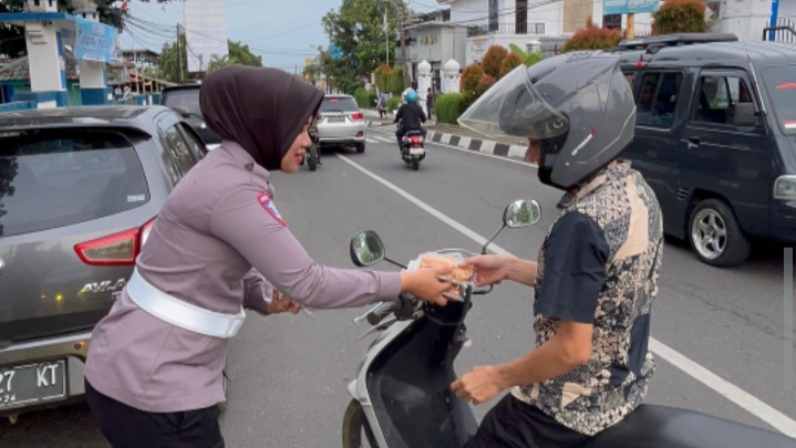 Satlantas Polres Pandeglang Bagikan Takjil untuk Pengguna Jalan di Alun-Alun Pandeglang 10 IMG 20250319 175820