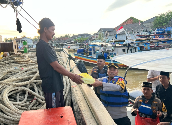 Kapolres Pandeglang Gelar Safari Ramadhan di Mako Satpolair dan Bagikan Takjil kepada Nelayan 10 IMG 20250321 221929