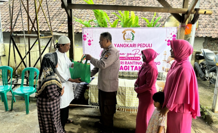 Polsek Bojong Polres Pandeglang Gelar Bakti Sosial, Salurkan Sembako untuk Warga 4 IMG 20250324 212007