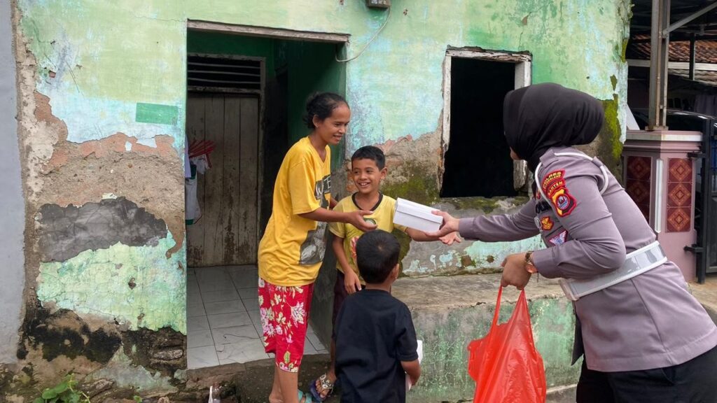 Satlantas Polres Pandeglang Gelar Bagi-bagi Takjil di Tenjolaya 10 WhatsApp Image 2025 03 04 at 08.25.10 1
