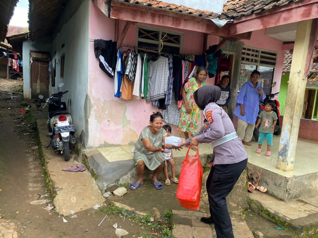 Satlantas Polres Pandeglang Bagikan Takjil kepada Warga di Cihaseum Secara Mobile 4 WhatsApp Image 2025 03 04 at 08.25.10
