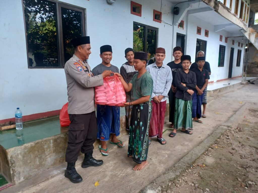 Polres Pandeglang Gelar Kegiatan Bagi-bagi Takjil dalam Rangka Bulan Suci Ramadhan 1446 H 1 WhatsApp Image 2025 03 04 at 20.50.39