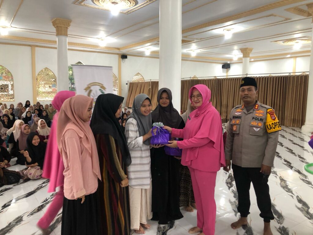 Kapolres Pandeglang AKBP Oki Bagus Setiaji Bersama Bhayangkari Gelar Bakti Sosial untuk Santri di Ponpes Al-Atqiya 9 WhatsApp Image 2025 03 09 at 18.29.26
