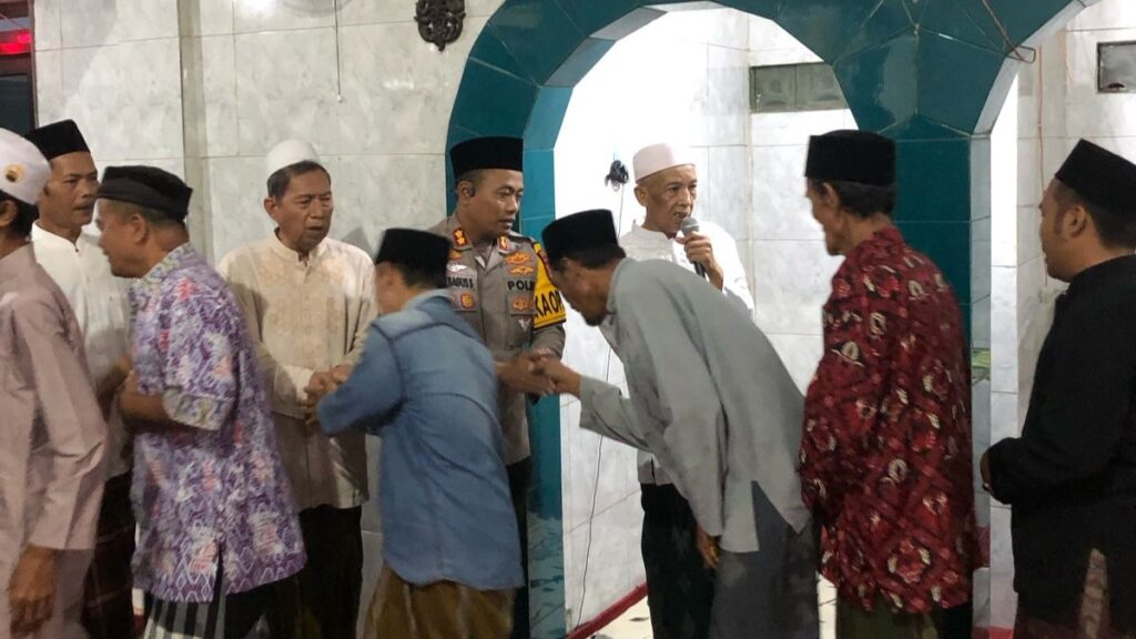 Kapolres Pandeglang AKBP Oki Bagus Setiaji Gelar Tarawih Keliling untuk Dekatkan Diri dengan Masyarakat 10 WhatsApp Image 2025 03 09 at 21.03.57