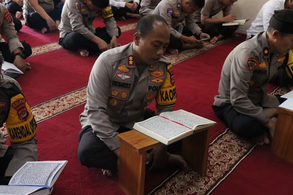 Kapolres Pandeglang Pimpin Kegiatan Tadarus Rutin Selama Ramadhan di Musholla Polres Pandeglang 5 WhatsApp Image 2025 03 10 at 14.43.23