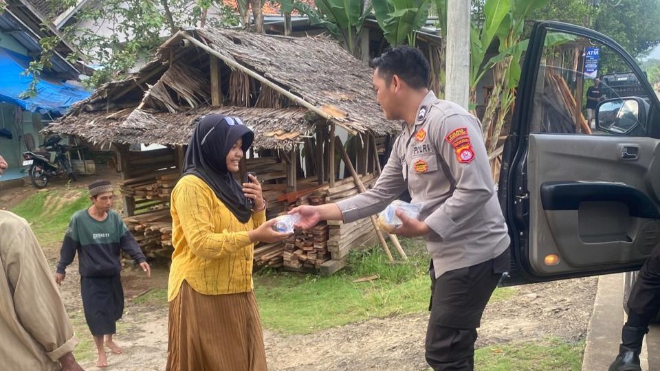Polsek Bojong Gelar Bagi Takjil Secara Mobile untuk Warga 6 WhatsApp Image 2025 03 10 at 17.32.55