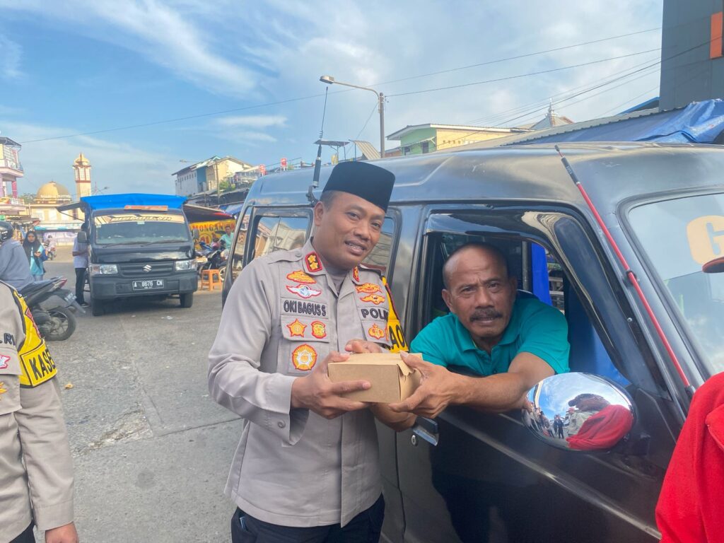 Kapolres Pandeglang Bagikan Takjil kepada Pengemudi di Terminal Badak Kuranten 3 WhatsApp Image 2025 03 11 at 19.26.40