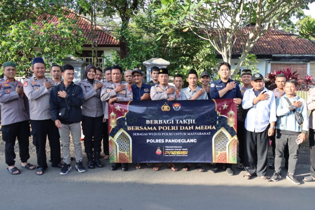 Polres Pandeglang dan Wartawan Berkolaborasi dalam Kegiatan Berbagi Takjil di Bulan Ramadan 5 WhatsApp Image 2025 03 13 at 17.49.56