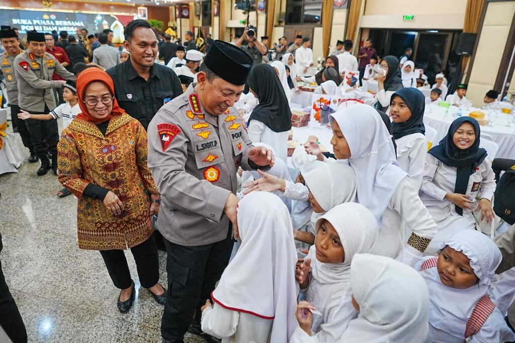 Berbagi Takjil dan Buka Puasa Bersama, Kapolri Perkuat Sinergi dengan Media dan Masyarakat 3 WhatsApp Image 2025 03 13 at 22.00.27