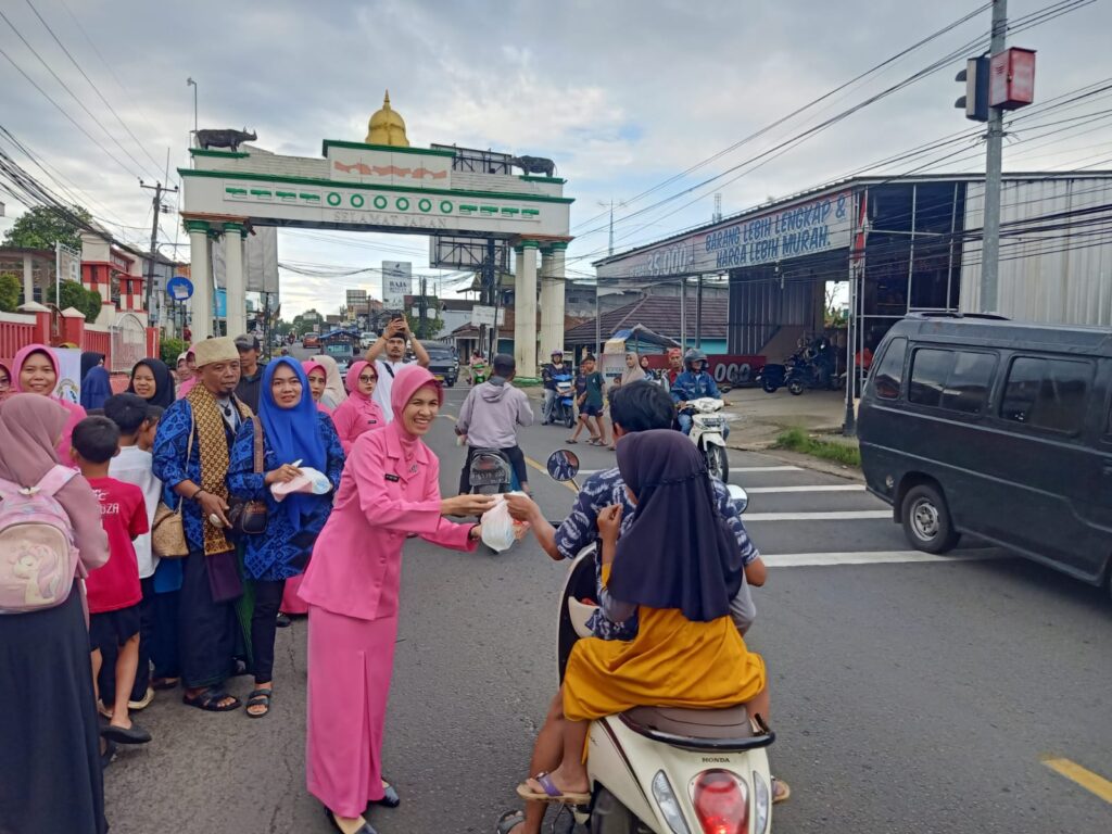 Polsek Cadasari Polres Pandeglang Bagikan Takjil Jelang Buka Puasa di Depan Pasar Cadasari 10 WhatsApp Image 2025 03 14 at 19.23.03