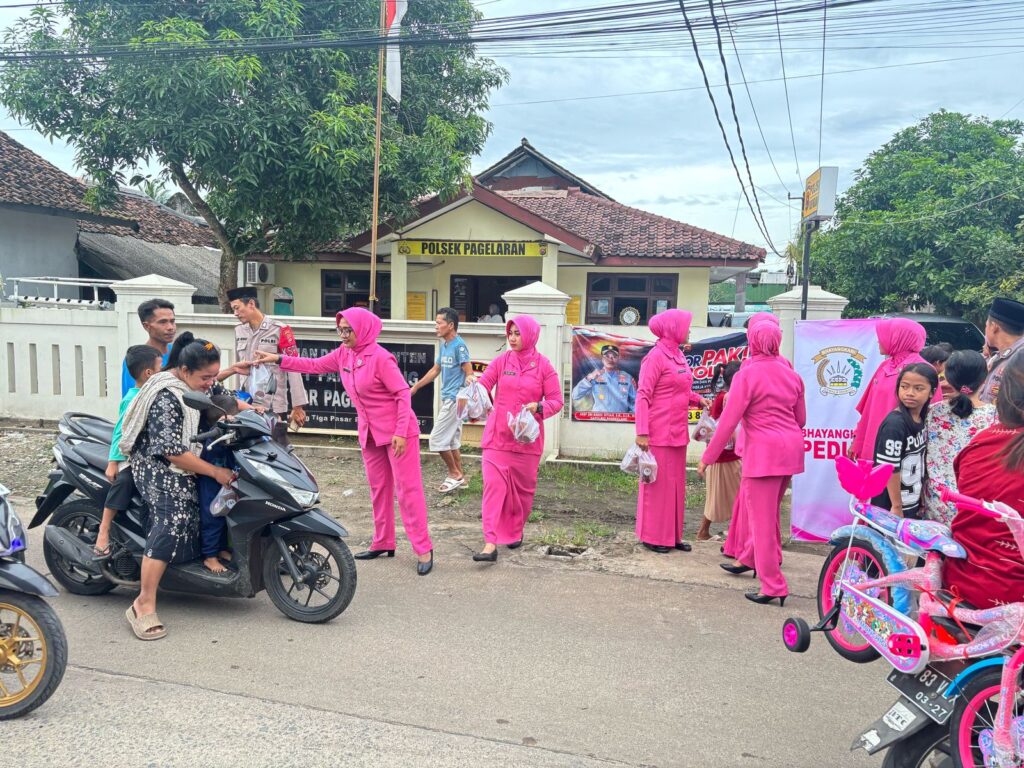 Bhayangkari Ranting Polsek Pagelaran Bersama Polsek Pagelaran Polres Pandeglang Bagikan Takjil Gratis 7 WhatsApp Image 2025 03 16 at 10.49.22
