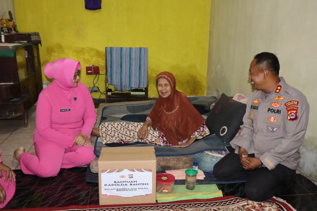 Kapolres Pandeglang Bersama Bhayangkari Sambangi Warakawuri dan Berikan Bantuan Sembako di Cihaseum 3 WhatsApp Image 2025 03 16 at 19.08.41 scaled