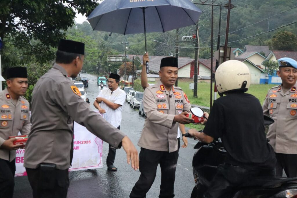Kapolres Pandeglang AKBP Oki Bagus Setiaji Bagikan Takjil kepada Warga di Pulosari 8 WhatsApp Image 2025 03 17 at 19.25.09
