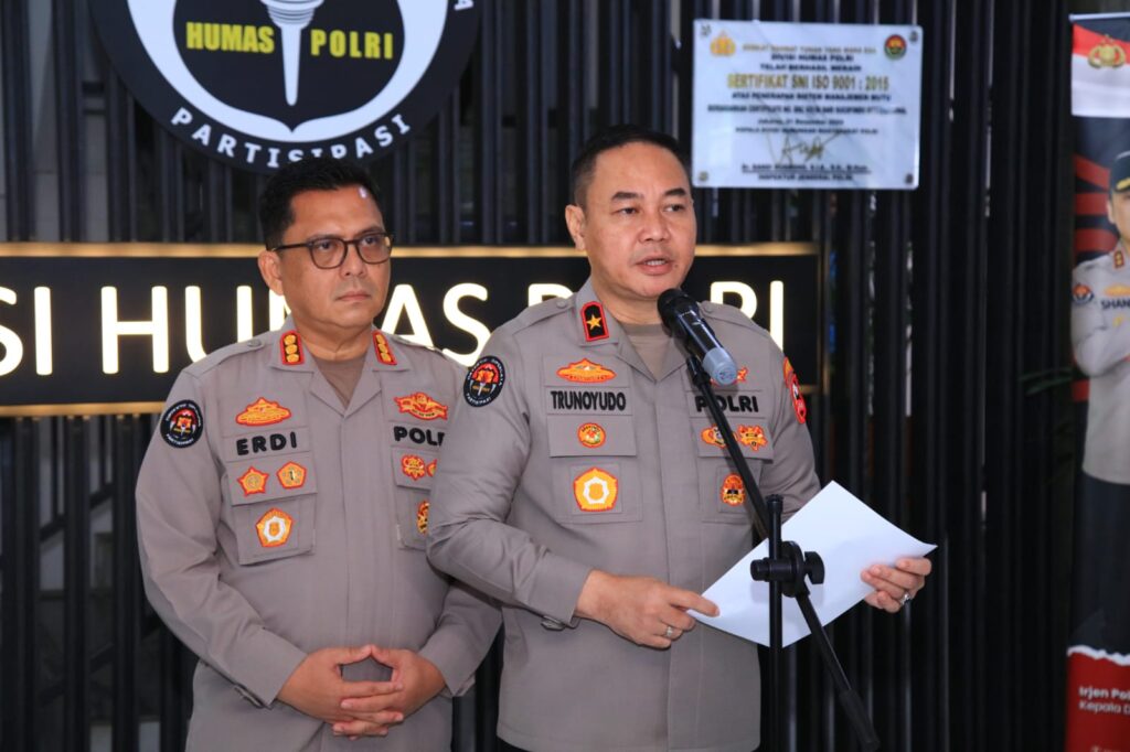 Kapolri Tetapkan Status Gugur dan Berikan KPLB Anumerta Terhadap 3 Personel Terbaiknya 2 WhatsApp Image 2025 03 18 at 12.15.23