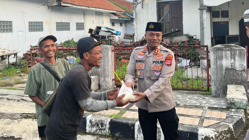 Kapolres Pandeglang Gelar Kegiatan Bagi-Bagi Takjil di Tugu Air Kebon Cau 6 WhatsApp Image 2025 03 20 at 09.07.04 scaled
