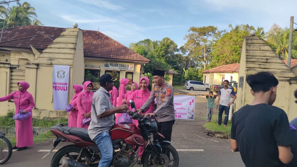 Kapolres Pandeglang AKBP Oki Bagus Setiaji Bersama Polsek Cigeulis dan Bhayangkari Gelar Berbagi Takjil 7 WhatsApp Image 2025 03 23 at 20.01.04
