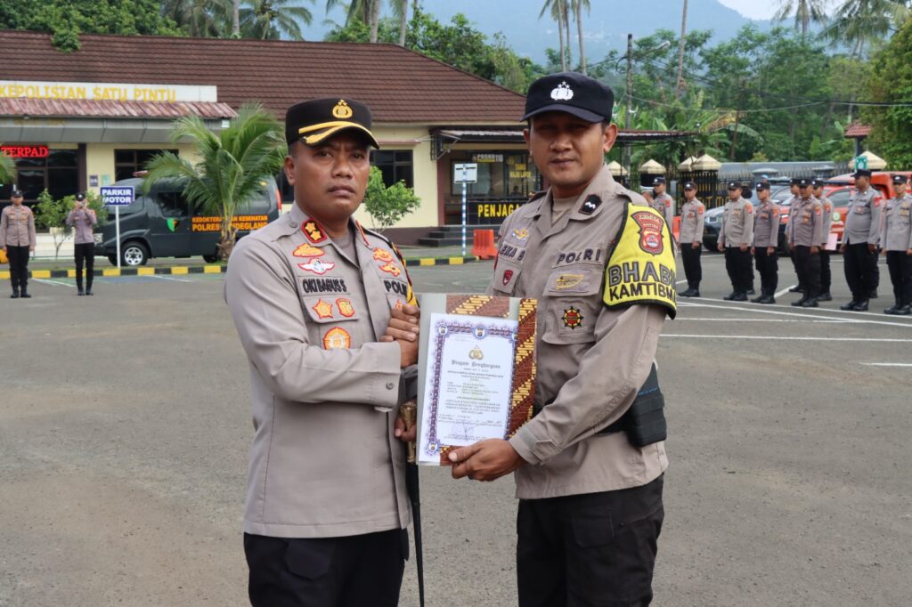 Bhabinkamtibmas Polsek Carita Aipda Sri Eka Bawantara Terima Penghargaan atas Dedikasi di Bidang Kemasyarakatan 6 WhatsApp Image 2025 03 24 at 09.15.20