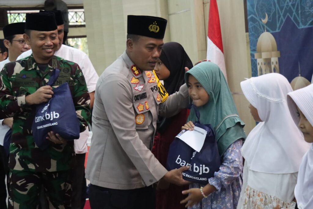 Kapolres Pandeglang Berikan Santunan Anak Yatim dalam Safari Ramadan di Pendopo Bupati 10 WhatsApp Image 2025 03 25 at 17.59.26