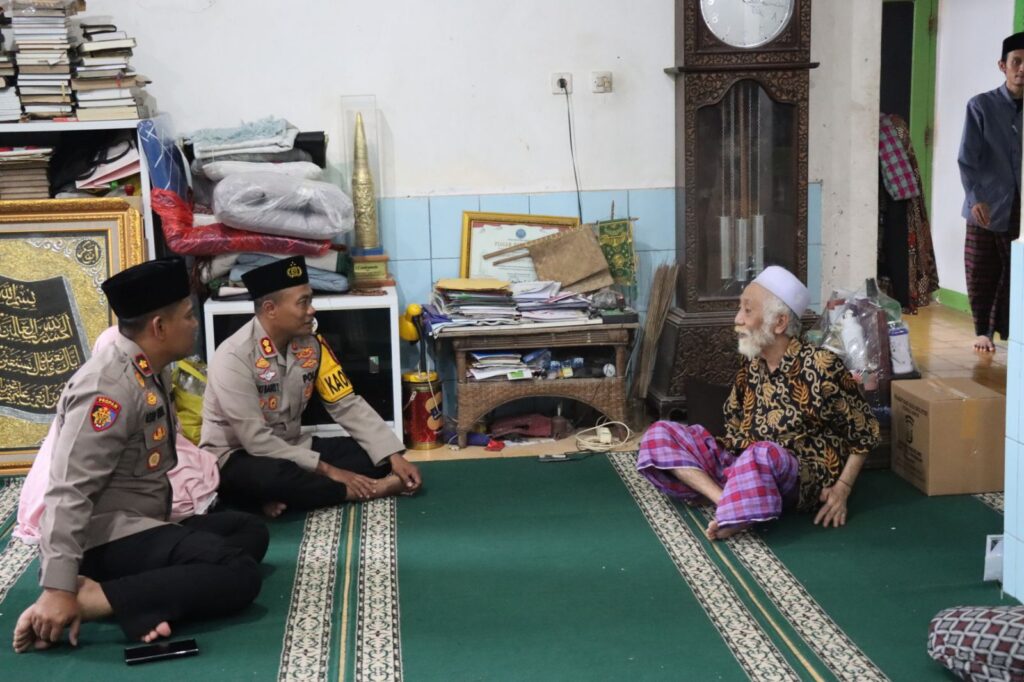 Kapolres Pandeglang Gelar Sambang Silaturahmi ke Tokoh Ulama di Cidahu 3 WhatsApp Image 2025 03 26 at 17.23.15