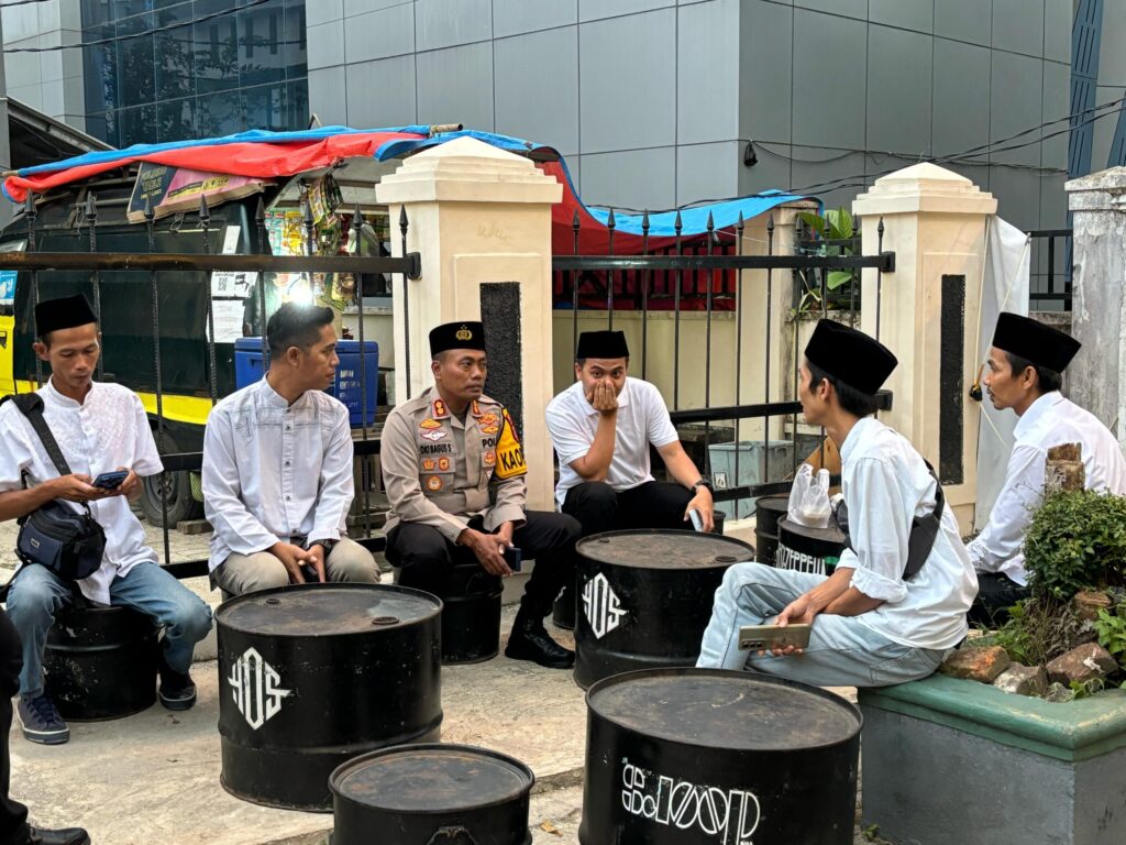 Kapolres Pandeglang AKBP Oki Bagus Setiaji Ngabuburit Bersama Wartawan Porwan di Pasar Kuliner 10 WhatsApp Image 2025 03 26 at 20.16.27 scaled